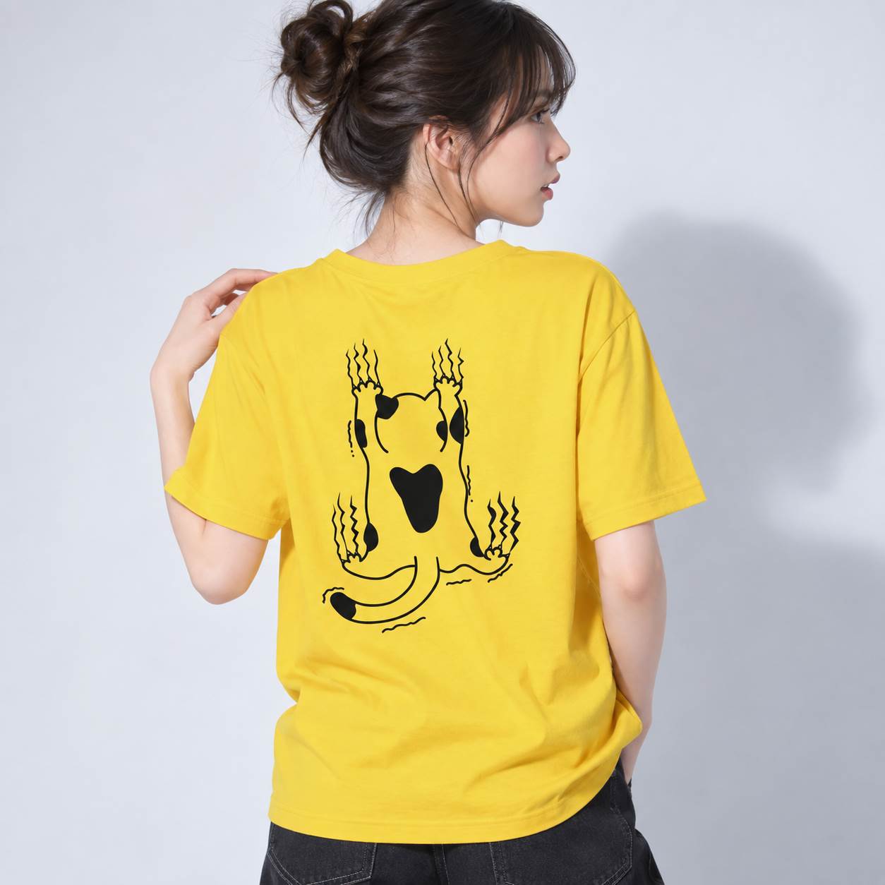 逆さま猫 バックプリントTシャツ｜シュール ねこ 動物 グラフィック