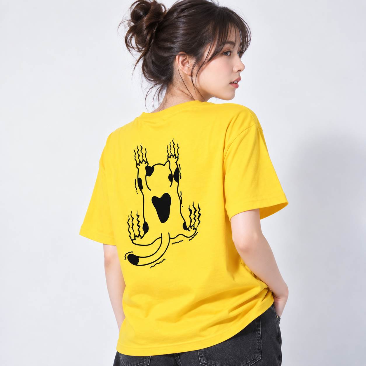 逆さま猫 バックプリントTシャツ｜シュール ねこ 動物 グラフィック