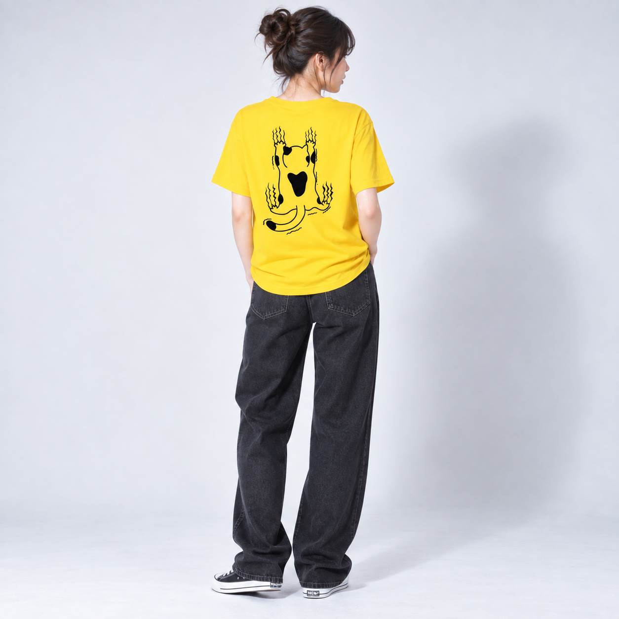 逆さま猫 バックプリントTシャツ｜シュール ねこ 動物 グラフィック